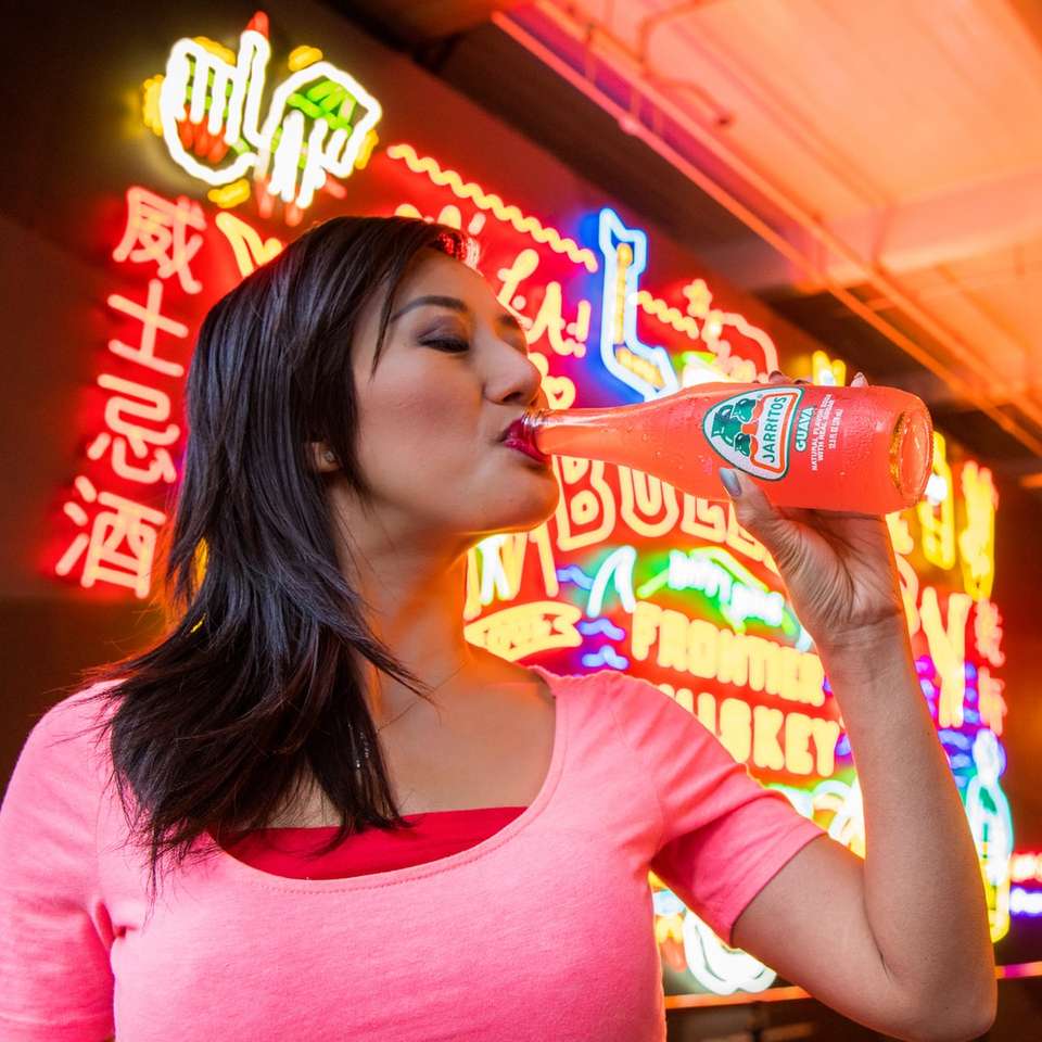 žena v růžovém tričku s posádkou na krku pití posuvné puzzle online