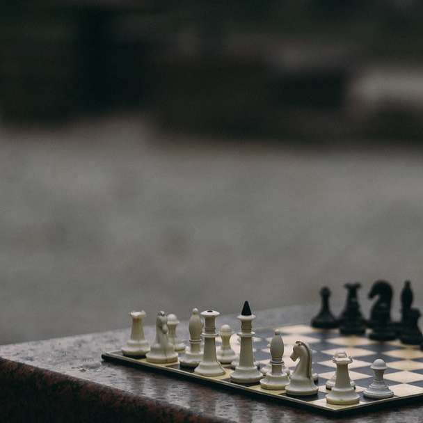 schackpjäser på schackbrädet glidande pussel online