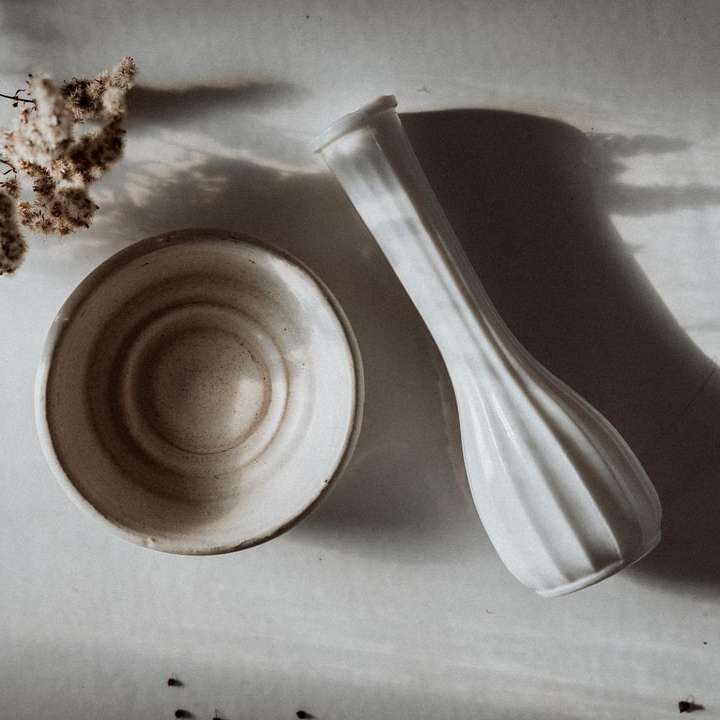 Bol en céramique blanche à côté de feuilles séchées brunes puzzle coulissant en ligne