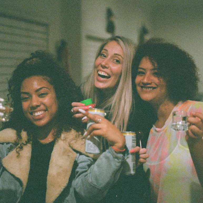 3 жінки тримають прозору скляну пляшку розсувний пазл онлайн