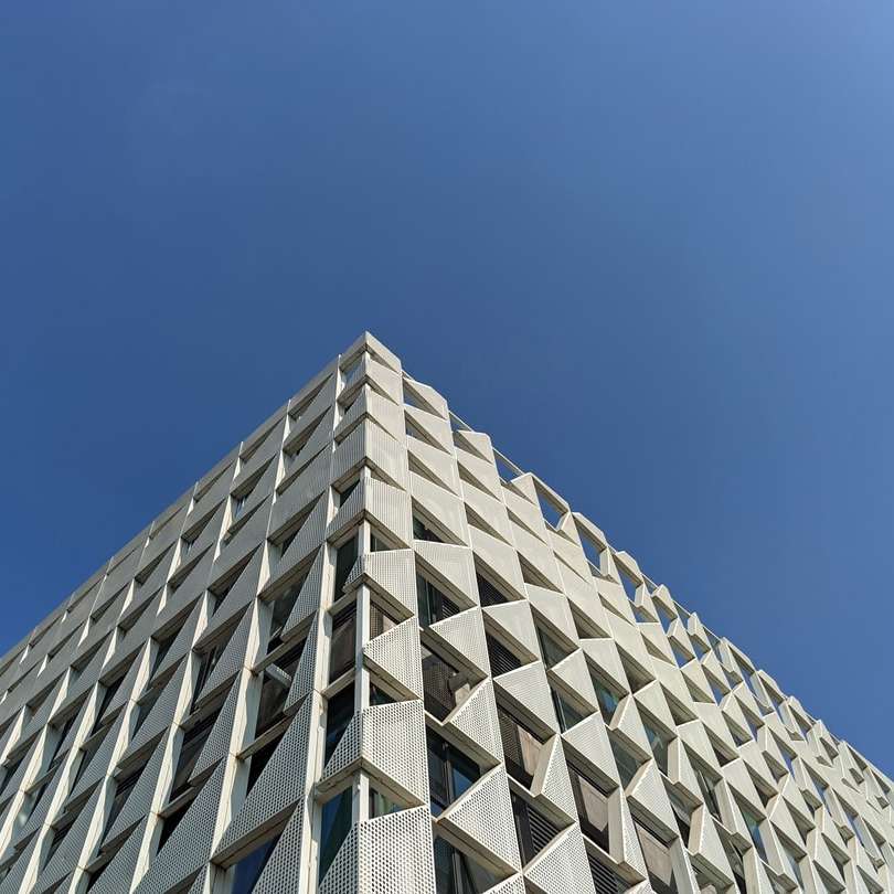 edifício de concreto branco sob céu azul durante o dia puzzle online