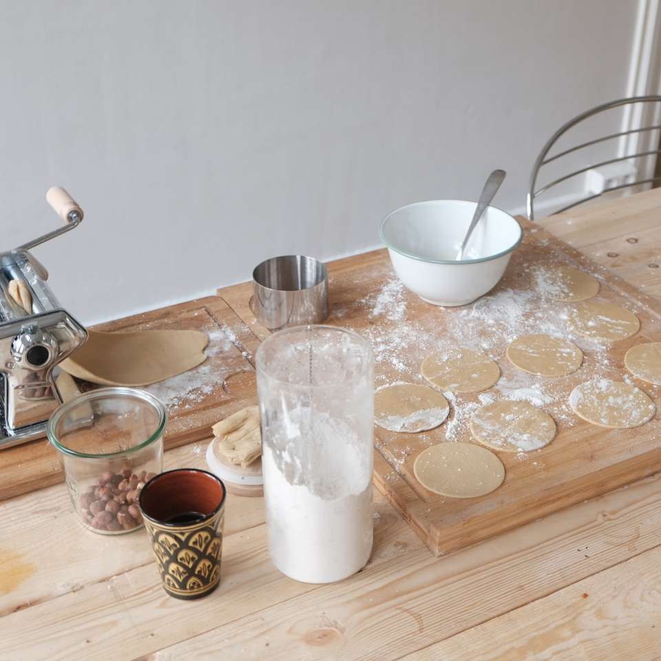 bílá keramická mísa na hnědém dřevěném stole online puzzle
