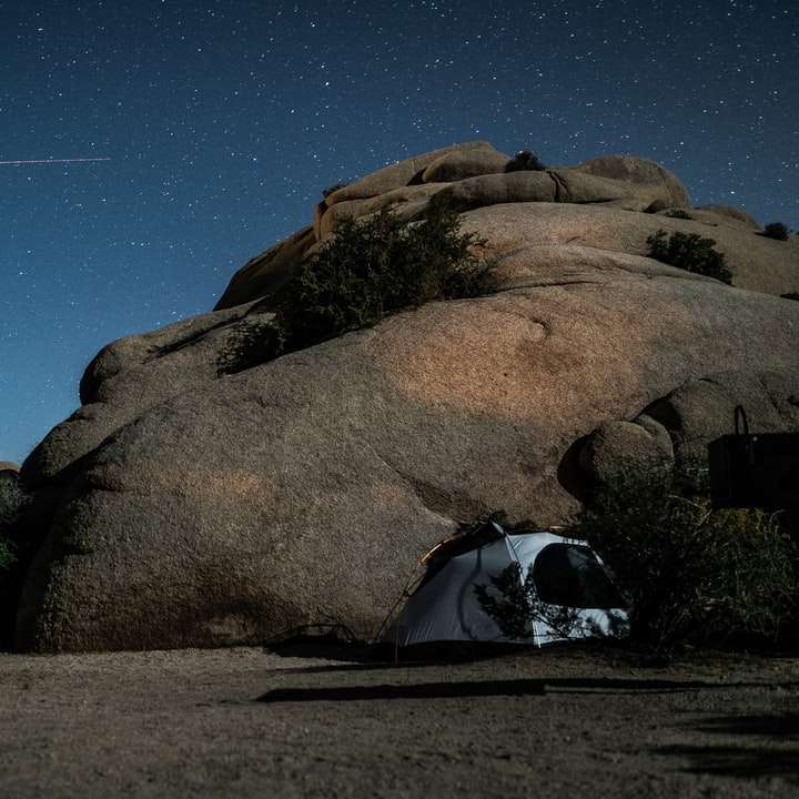 бяла и синя куполна шатра върху кафява скална формация онлайн пъзел