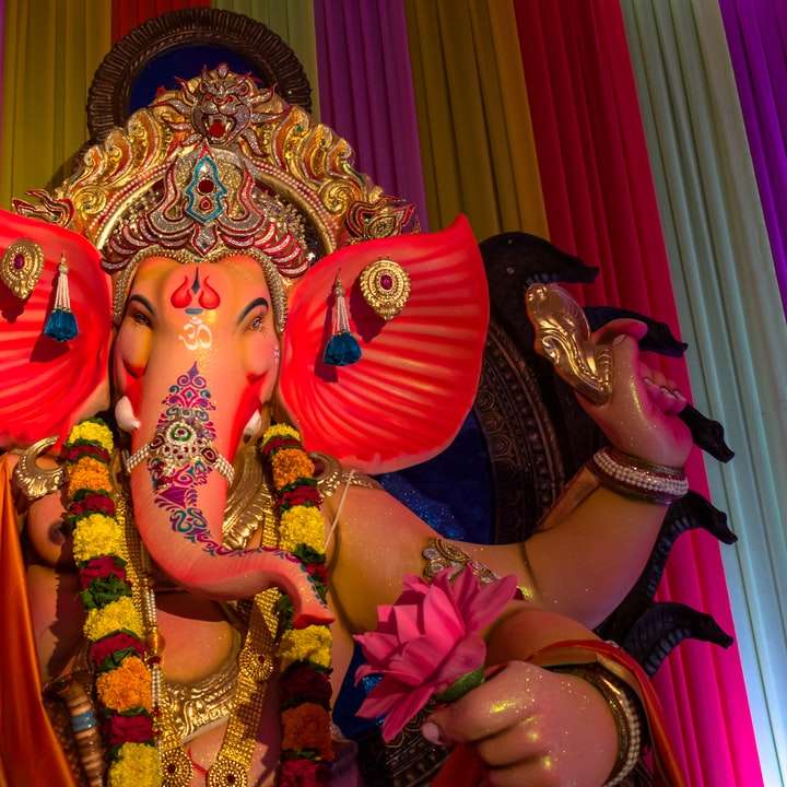 estátua de divindade hindu em frente à cortina roxa puzzle deslizante online