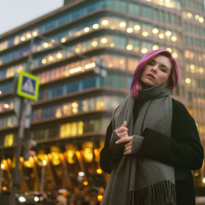 γυναίκα σε μαύρο παλτό στέκεται στο δρόμο κατά τη διάρκεια της νύχτας συρόμενο παζλ online