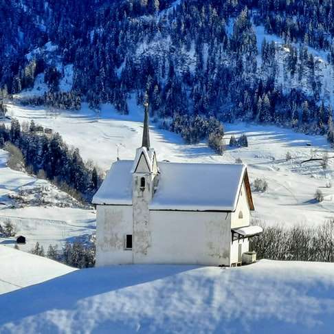 casă albă și neagră pe pământ acoperit de zăpadă alunecare puzzle online