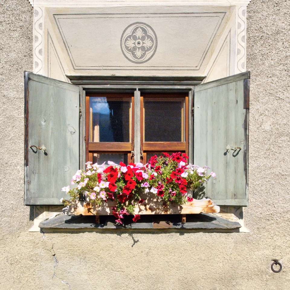 μπλε ξύλινη πόρτα με λουλούδια στην κορυφή online παζλ