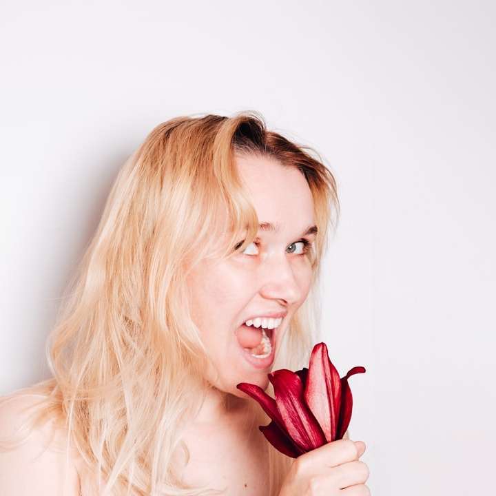 blonde Frau hält rote Tulpe Online-Puzzle