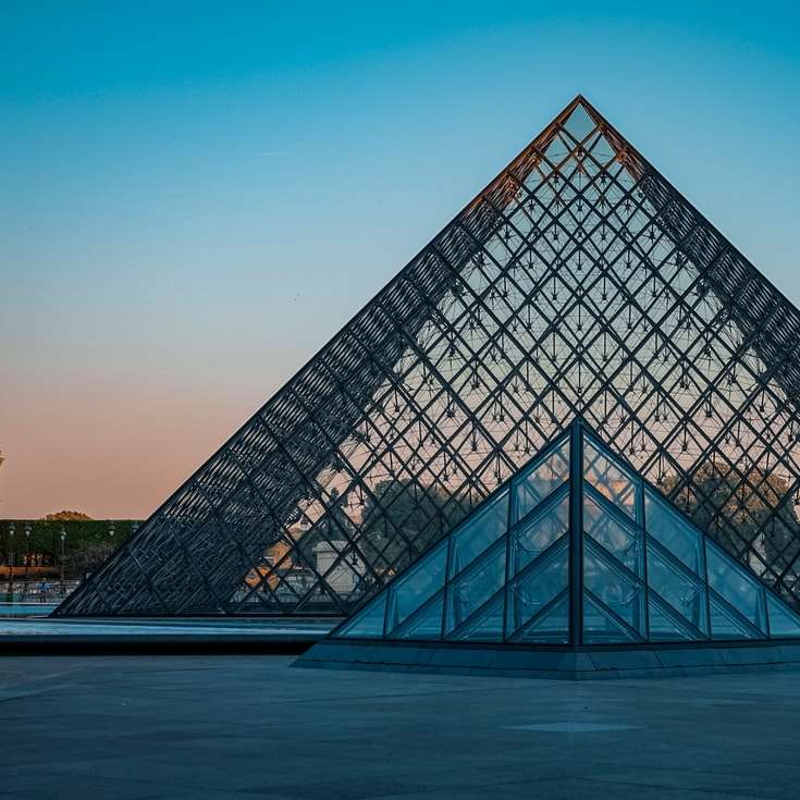 svartvit pyramidbyggnad glidande pussel online