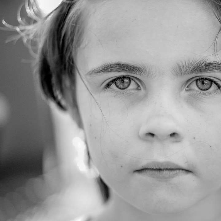 szürkeárnyalatos fotó a lányok arcáról csúszó puzzle online
