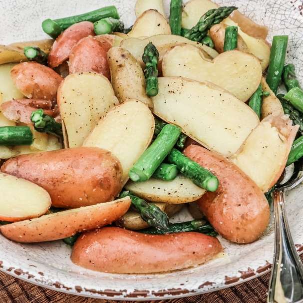 φέτες αγγουριού και ντομάτας σε λευκό κεραμικό πιάτο συρόμενο παζλ online