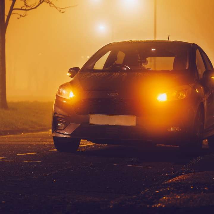 μαύρο αυτοκίνητο στο δρόμο κατά τη διάρκεια του ηλιοβασιλέματος online παζλ
