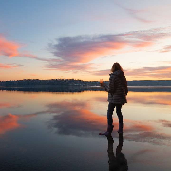 nő fehér hosszú ujjú ingben, tó közelében áll online puzzle