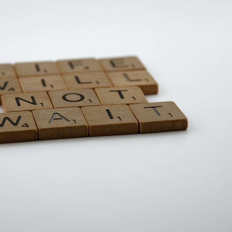 bruin houten blokken op witte tafel online puzzel
