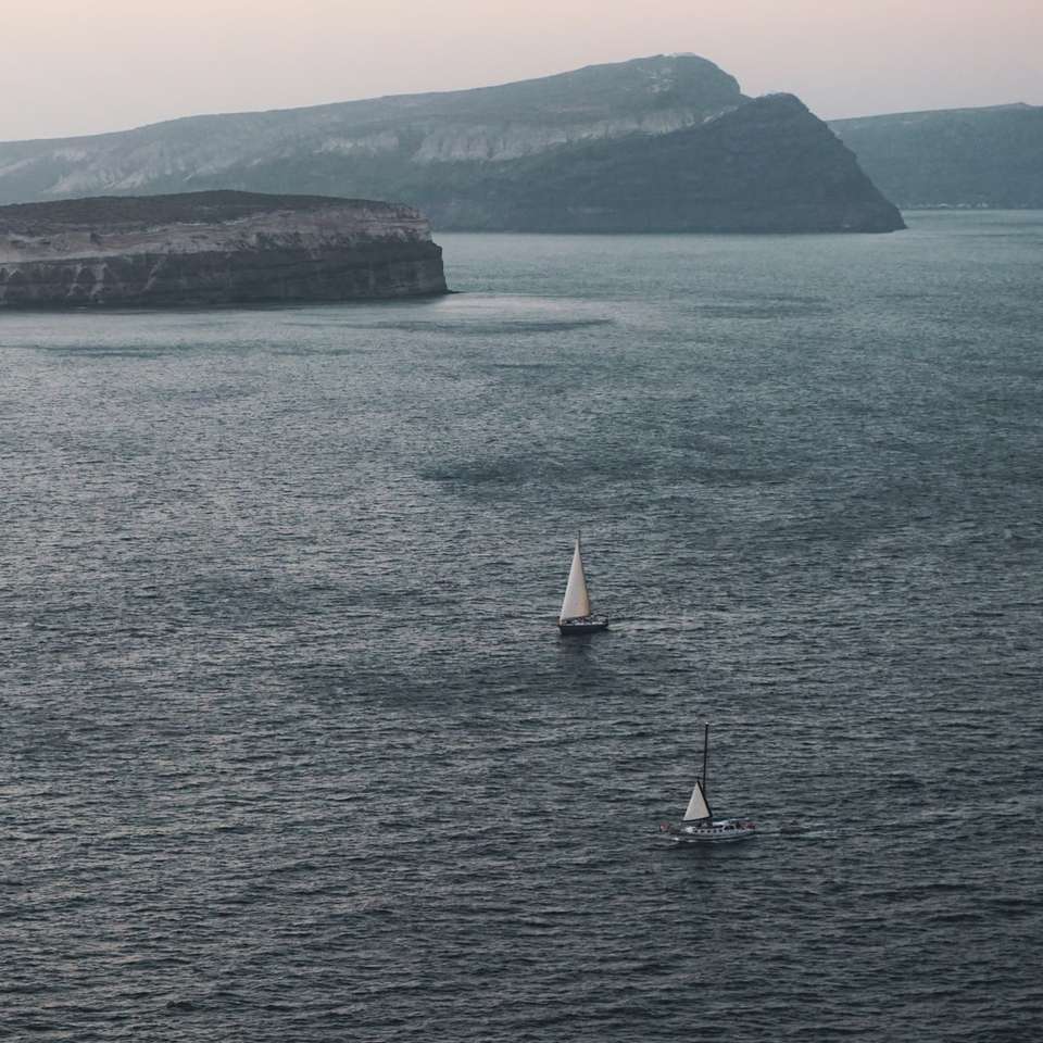 witte zeilboot op zee overdag online puzzel