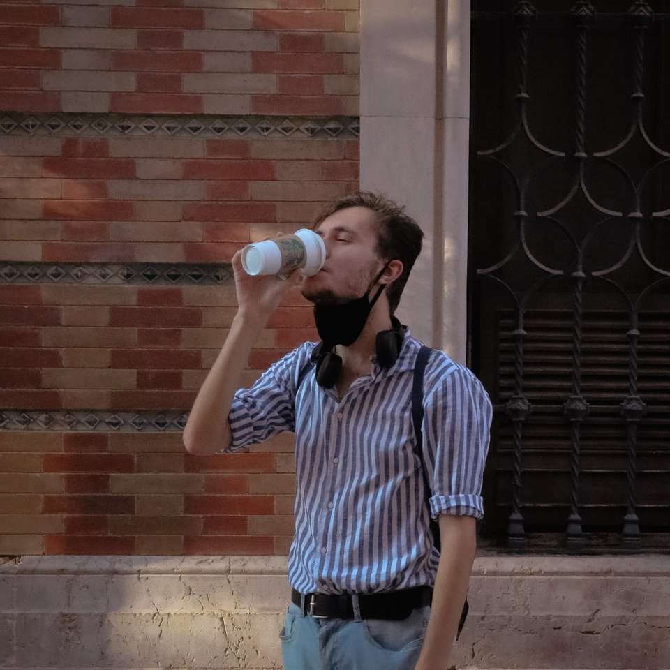 людина в синьо-білу смужку ґудзик сорочки п'є онлайн пазл