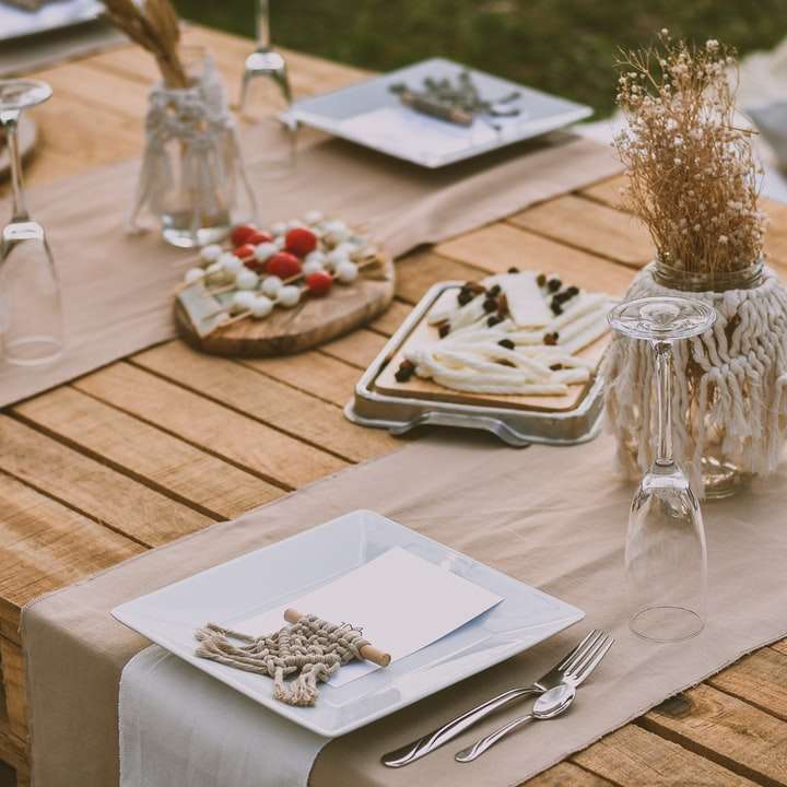 бяла керамична чиния върху кафява дървена маса онлайн пъзел