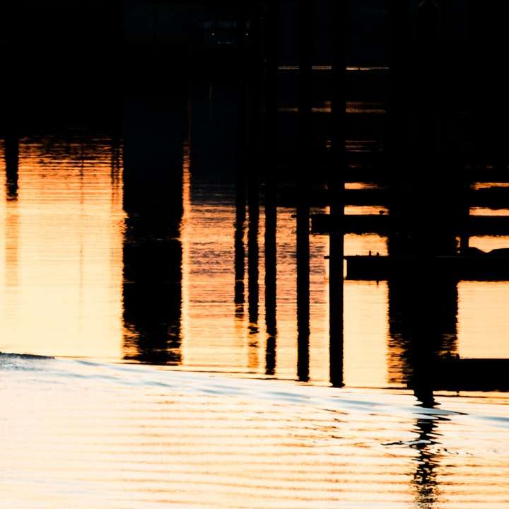 σιλουέτα του σκάφους στο νερό κατά το ηλιοβασίλεμα συρόμενο παζλ online