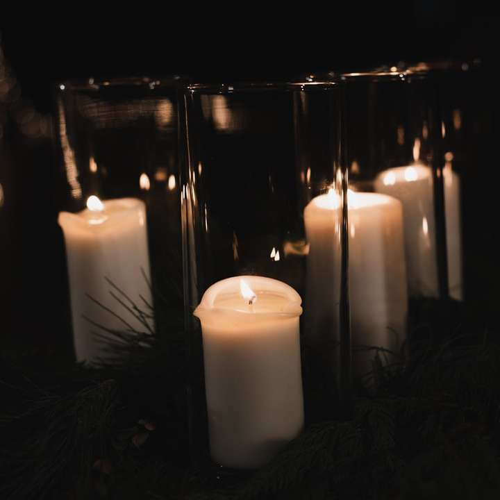 свещи от бял стълб върху поставка за свещи от черен метал онлайн пъзел