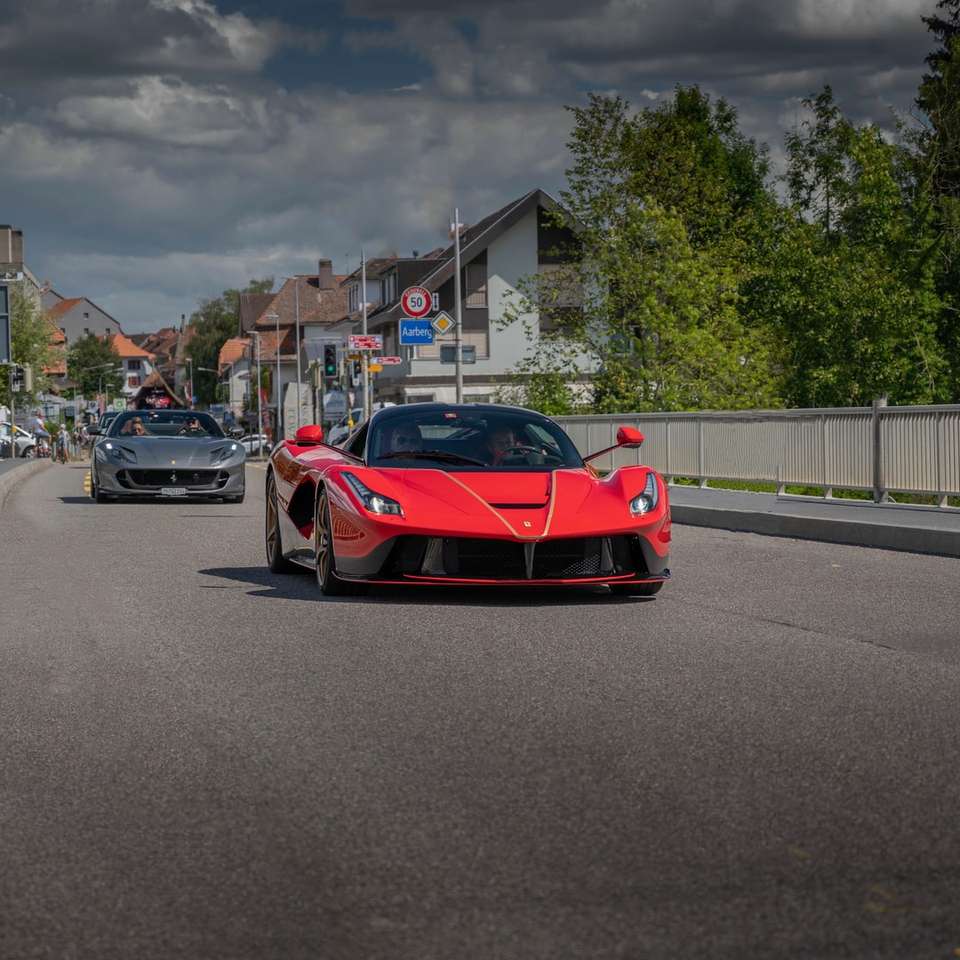 Coche deportivo Ferrari rojo en la carretera durante el día rompecabezas en línea