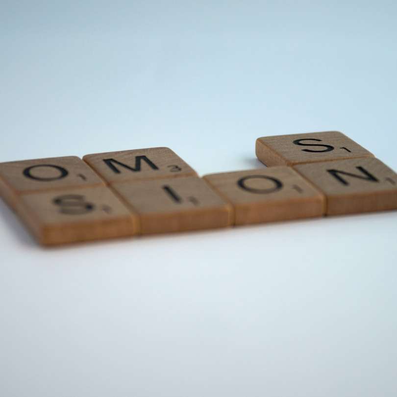 коричневые деревянные блоки на белом столе раздвижная головоломка онлайн
