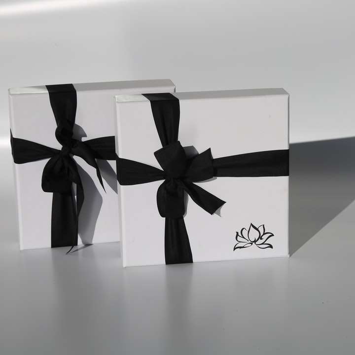 confezione regalo in bianco e nero con nastro puzzle online
