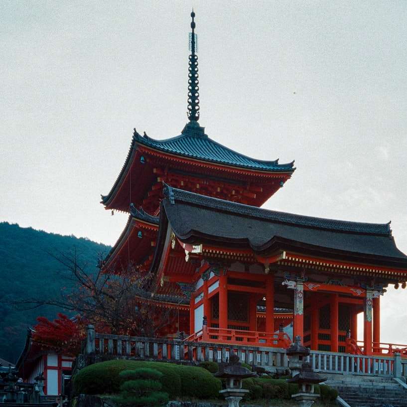 rött och svart tempel under vit himmel under dagtid glidande pussel online