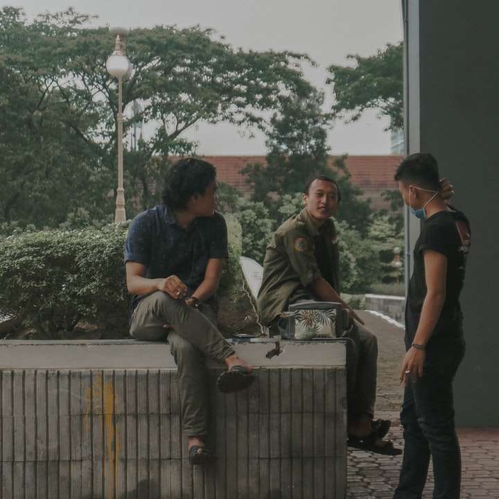 homme en uniforme de camouflage vert debout à côté de l'homme puzzle coulissant en ligne