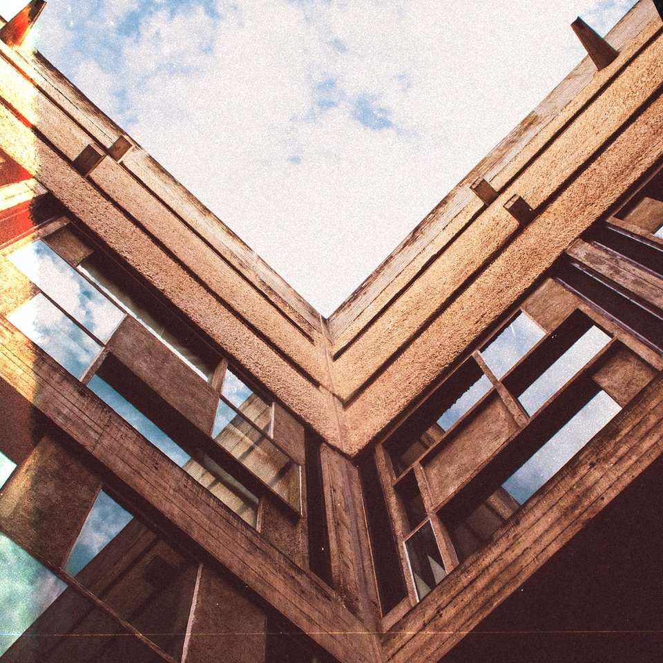 Edificio de hormigón marrón bajo un cielo azul durante el día rompecabezas en línea
