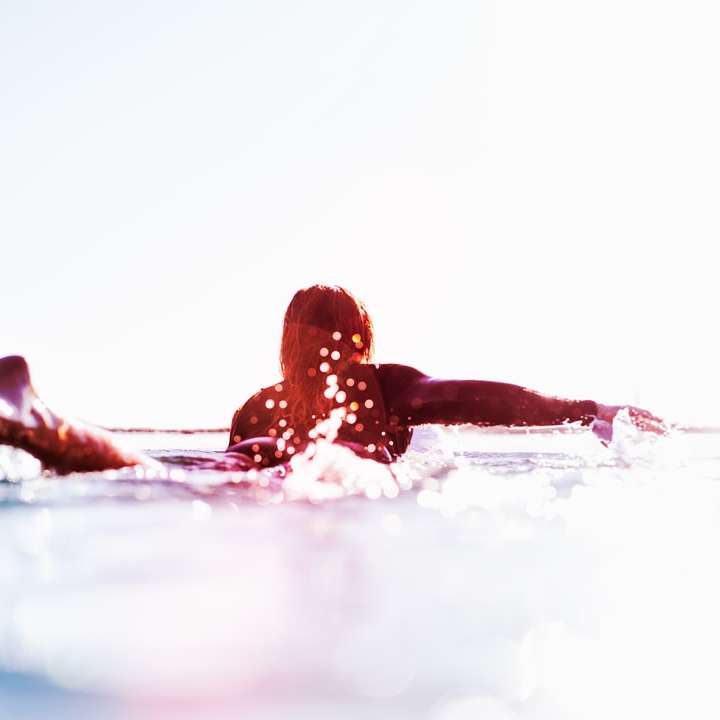 femeie în apă în timpul zilei alunecare puzzle online