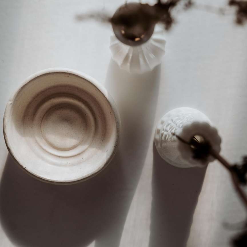 белая керамическая ваза с белым цветком онлайн-пазл