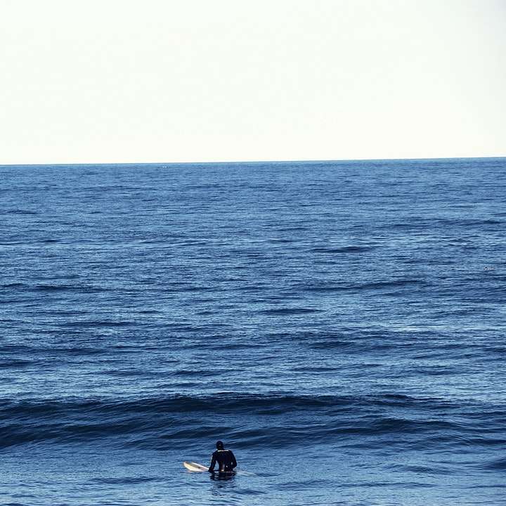 osoba surfująca po morzu w ciągu dnia puzzle przesuwne online