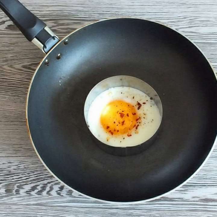 яйцо на черной сковороде онлайн-пазл