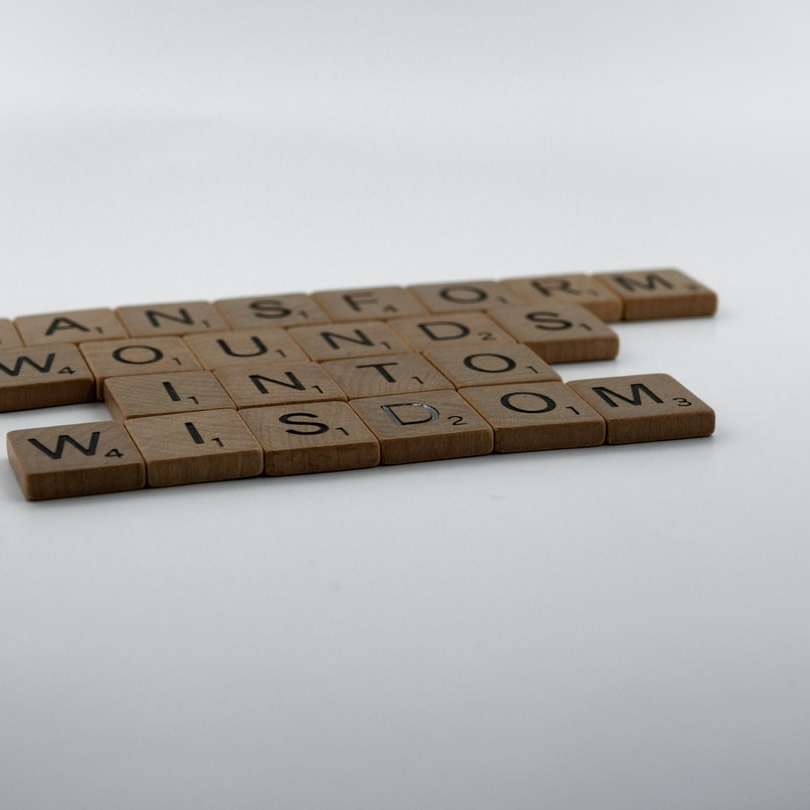 Blocs de bois marron sur table blanche puzzle coulissant en ligne