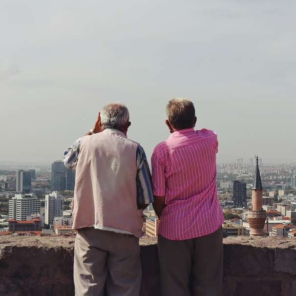 мужчина и женщина стоят на коричневом бетонном кирпиче онлайн-пазл