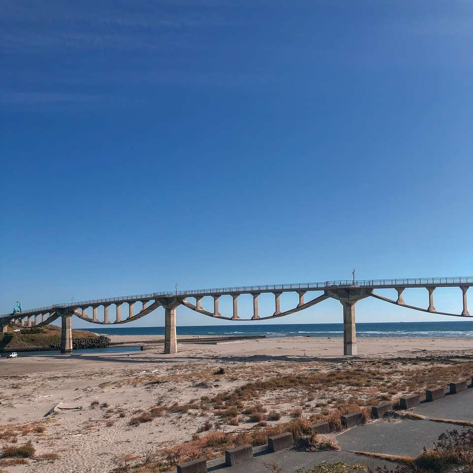 szary metalowy most pod błękitnym niebem w ciągu dnia puzzle online