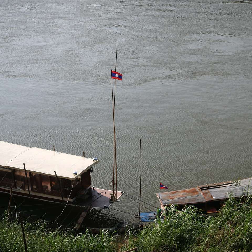 biało-brązowa łódź na zbiorniku wodnym w ciągu dnia puzzle przesuwne online