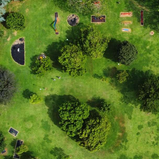 緑の芝生のフィールドの航空写真 スライディングパズル・オンライン