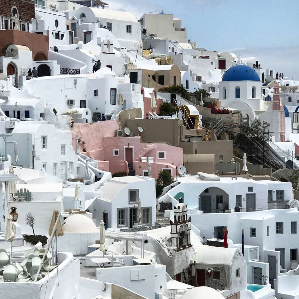 bílé a hnědé betonové domy během dne online puzzle