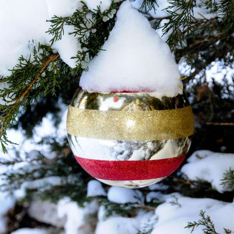 κόκκινο και χρυσό στολίδι στο πράσινο χριστουγεννιάτικο δέντρο συρόμενο παζλ online