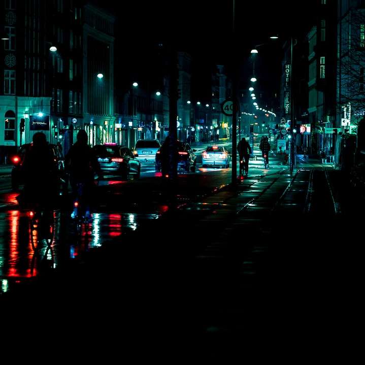 czarna droga betonowa z samochodami w porze nocnej puzzle przesuwne online