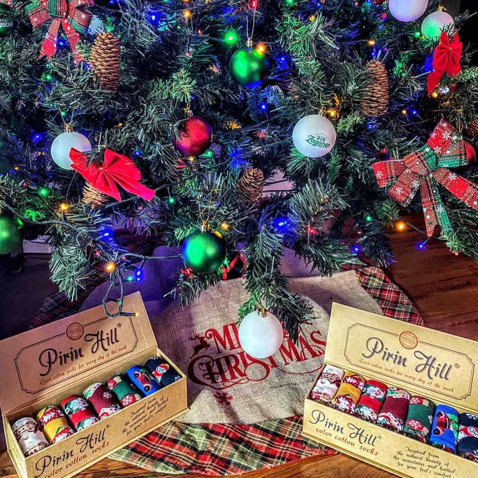 Regalo di Natale sotto l'albero di Natale puzzle scorrevole online