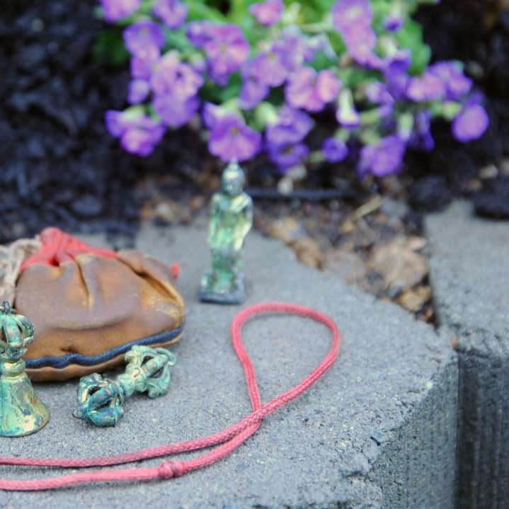brązowa skórzana torba na szarej betonowej podłodze puzzle przesuwne online