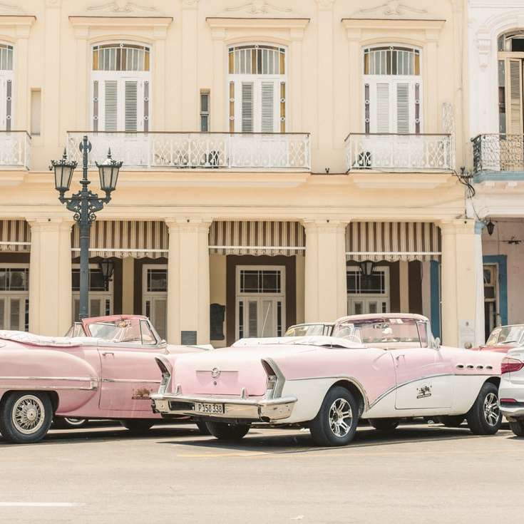 розовый и белый Chevrolet Camaro припаркован впереди онлайн-пазл