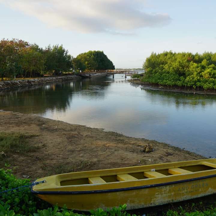 bruine houten boot op meer overdag online puzzel