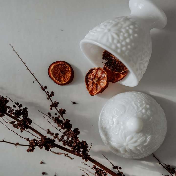 witte ceramische vaas op wit oppervlak schuifpuzzel online