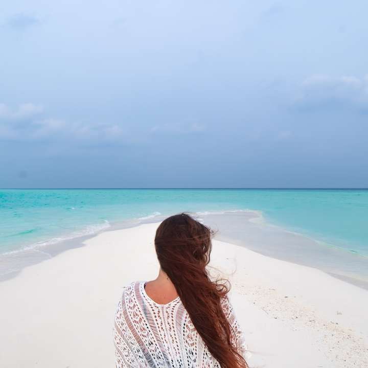 γυναίκα σε άσπρο και μαύρο πουά πουκάμισο στέκεται στην παραλία online παζλ