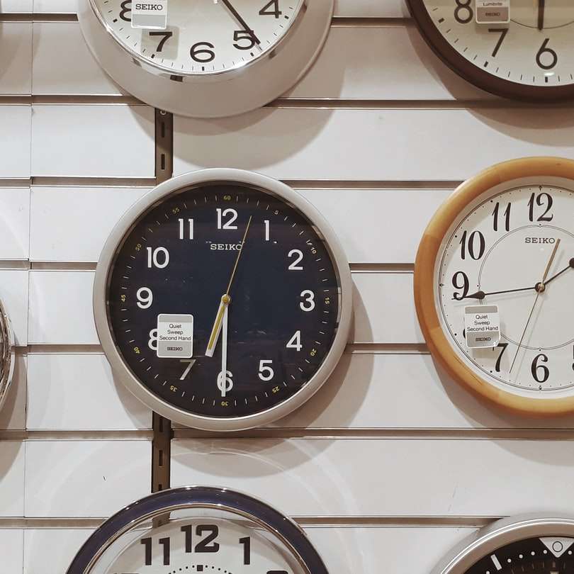 λευκό και μαύρο αναλογικό ρολόι τοίχου στις 10 00 online παζλ