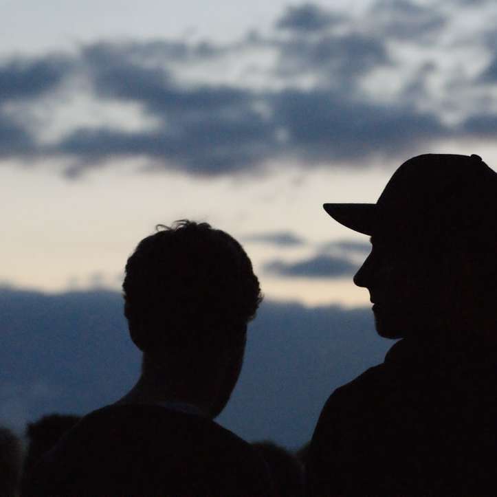 sagoma di uomo che indossa il cappello da cowboy durante il tramonto puzzle scorrevole online