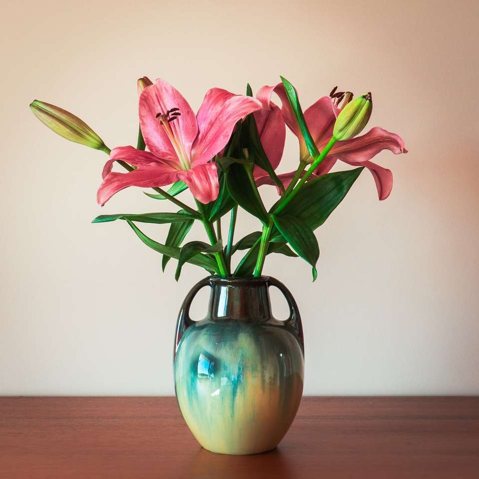 лилави цветя в синя стъклена ваза плъзгащ се пъзел онлайн